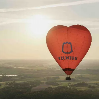 Oro balionas LY-OHA „GoVilnius“ skrenda saulėlydyje